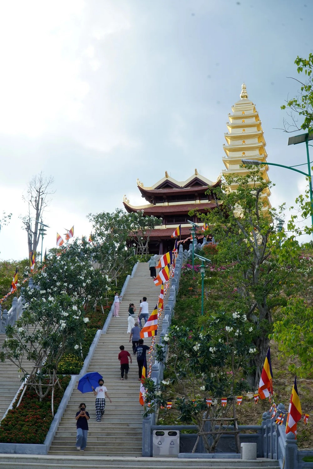 Ngôi chùa nổi tiếng sở hữu bảo tháp dát vàng 13 tầng cùng chuông đồng 1.500kg, là nơi con trai Chủ tịch Phạm Nhật Vượng tổ chức lễ hằng thuận - ảnh 1
