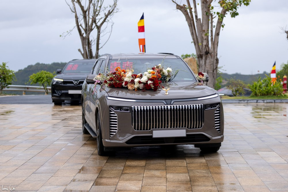 Hé lộ chiếc xe rước dâu ‘độc nhất vô nhị’ mà con trai tỷ phú Phạm Nhật Vượng cầm cái trong ngày trọng đại - ảnh 5