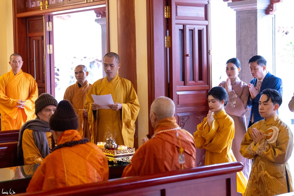 Hé lộ chiếc xe rước dâu ‘độc nhất vô nhị’ mà con trai tỷ phú Phạm Nhật Vượng cầm cái trong ngày trọng đại - ảnh 2