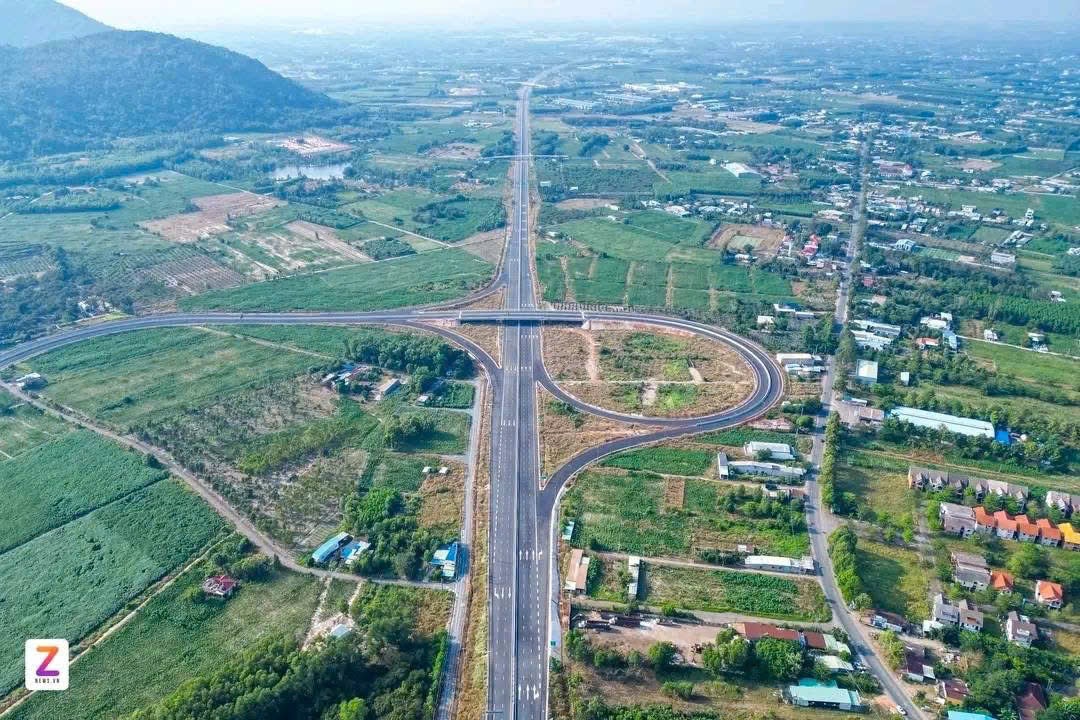 Cận cảnh tuyến cao tốc gần 18.000 tỷ kết nối 2 tỉnh thành giàu nhất Việt Nam trước ngày về đích- Ảnh 2. Cận cảnh tuyến cao tốc gần 18.000 tỷ kết nối 2 tỉnh thành giàu nhất Việt Nam trước ngày về đích- Ảnh 2.
