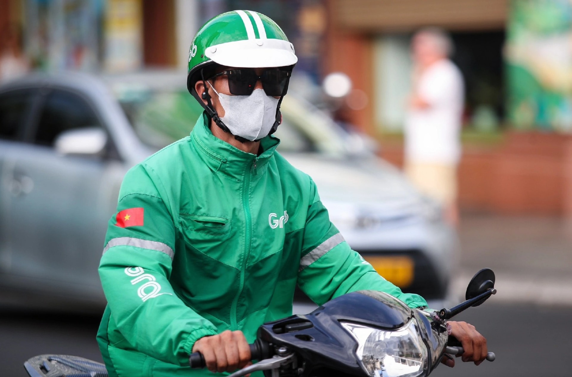 Như vậy, hành vi sử dụng thiết bị âm thanh (trừ thiết bị trợ thính) khi đang lái xe có thể sẽ bị phạt lên tới 14 triệu và trừ 10 điểm GPLX. Ảnh minh họa