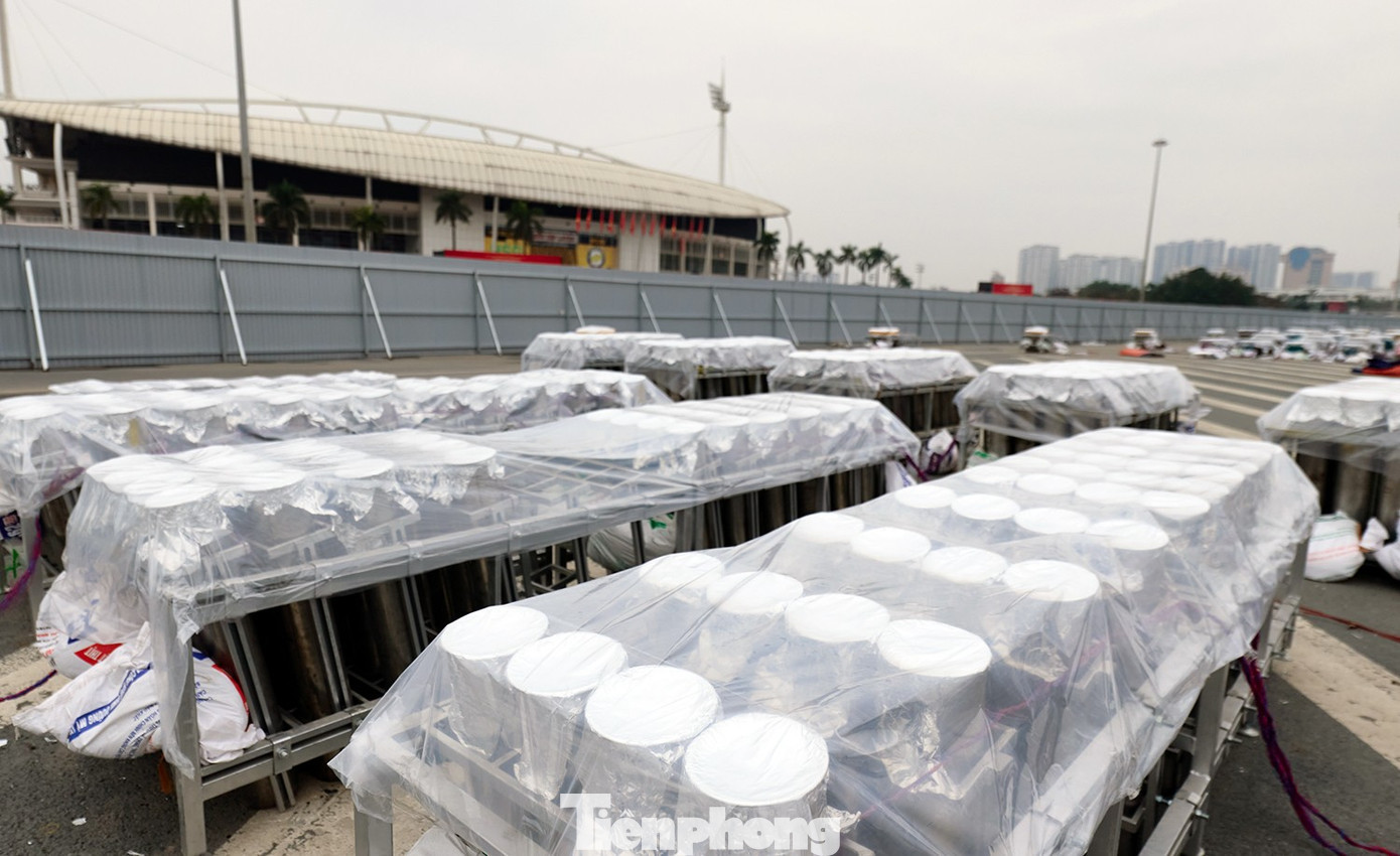 Theo ban tổ chức, nhiều hiệu ứng đặc biệt sẽ được trình diễn trong đêm nay như tạo hình trái tim, ngôi sao, vương miện hoa cẩm tú cầu, khói màu cầu vồng, kết hợp âm thanh hỏa thuật. Màn pháo hoa tầm cao kéo dài khoảng 15 phút, được đánh giá là quy mô lớn nhất trong lịch sử các đợt bắn pháo hoa tại Hà Nội. tp-tran-dia-phao-hoakhah1491.jpg