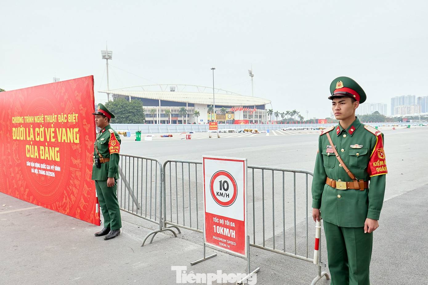 Công tác đảm bảo an ninh, an toàn được triển khai chặt chẽ. Lực lượng an ninh túc trực 24/24h, kiểm soát nghiêm ngặt người và phương tiện ra vào khu vực trận địa. Xe cứu hỏa, bình chữa cháy cùng robot chữa cháy hiện đại được bố trí sẵn sàng tại nhiều vị trí để ứng phó các tình huống khẩn cấp. tp-tran-dia-phao-hoakhah1539.jpg