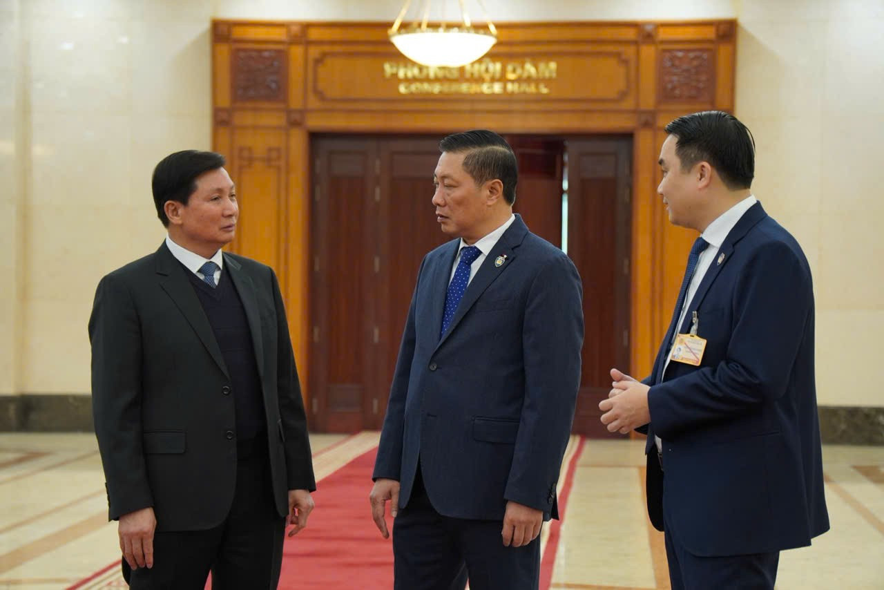 Sáng 23/1, tại Trụ sở Văn phòng Trung ương Đảng, Ban Chấp hành Trung ương Đảng khóa XIV tiến hành Hội nghị lần thứ nhất. Đây là sự kiện chính trị có ý nghĩa đặc biệt quan trọng, thu hút sự quan tâm của toàn Đảng và Nhân dân. Nhận thức rõ tầm quan trọng của Hội nghị, ngay từ sáng sớm, Bộ Tư lệnh Cảnh vệ đã chủ động triển khai phương án bảo vệ với các biện pháp đồng bộ, chặt chẽ. Lực lượng, phương tiện được bố trí hợp lý, phối hợp nhịp nhàng với các đơn vị chức năng, bảo đảm tuyệt đối an ninh, an toàn cho Hội nghị. Thiếu tướng Hoàng Đình Chiều (ngoài cùng bên trái) và đồng chí Đại tá Đỗ Xuân Tiệp (giữa), Phó Tư lệnh trực tiếp chỉ đạo công tác bảo vệ. Ảnh: HĐ b900e63d-9f6a-4235-88bf-f2b1e4d7e705.jpg