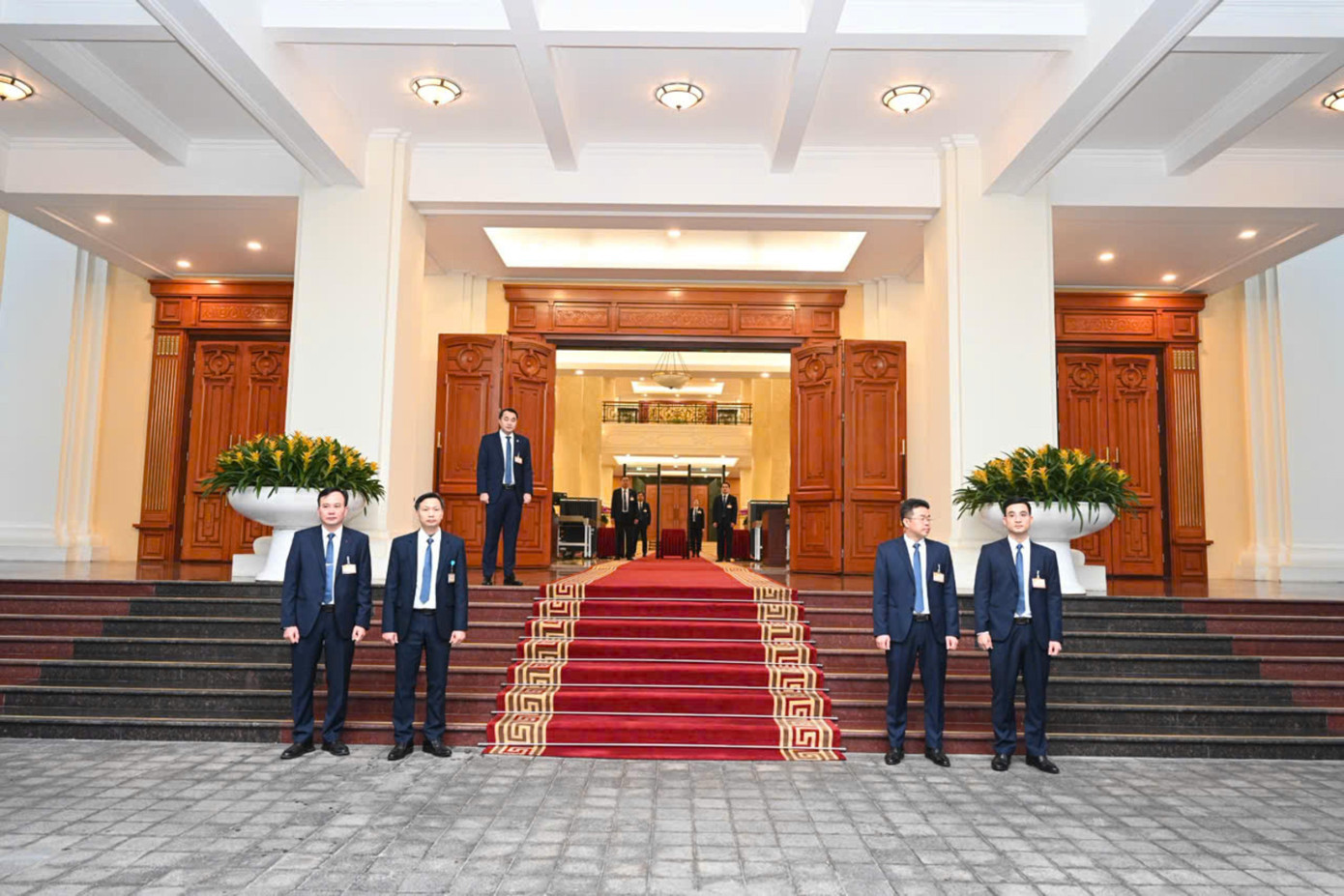 Lực lượng Cảnh vệ tổ chức bảo vệ nghiêm ngặt toàn bộ khu vực Trụ sở Văn phòng Trung ương Đảng, kiểm soát chặt chẽ người và phương tiện ra vào. Công tác bảo vệ do Thiếu tướng Hoàng Đình Chiều và Đại tá Đỗ Xuân Tiệp, Phó Tư lệnh Bộ Tư lệnh Cảnh vệ, trực tiếp chỉ đạo. Ảnh: H.Đ 97435590-b2ce-4a80-8788-ef348001536f.jpg