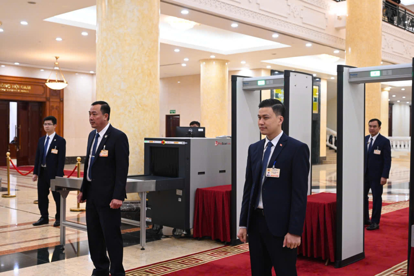 Lực lượng Cảnh vệ kiểm tra an ninh các đại biểu dự Hội nghị. Ảnh: H.Đ e8c273f1-f689-4e88-8bc8-a2ac02f627a0.jpg