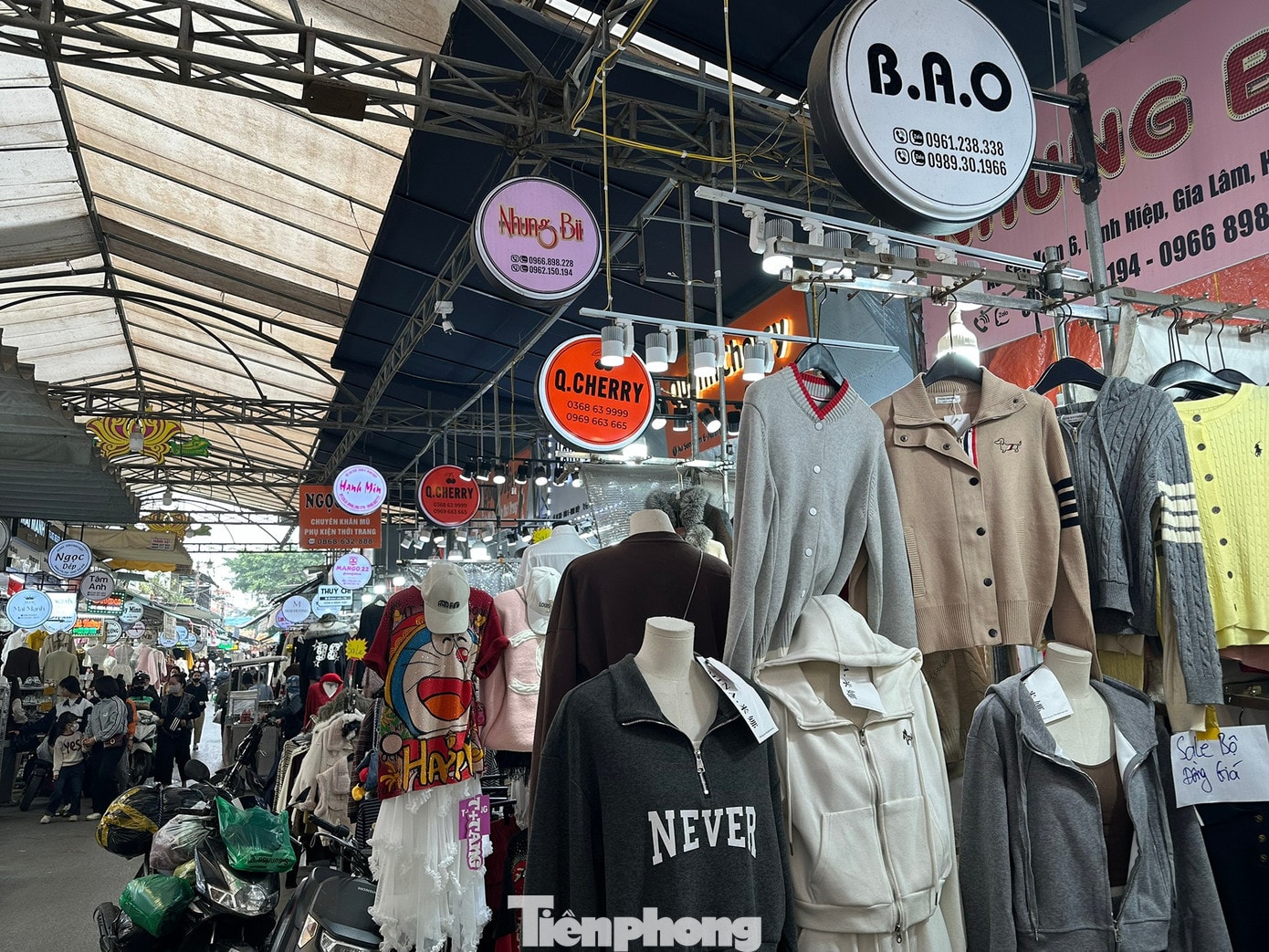 Bà N., chủ kinh doanh tại thôn 6 Ninh Hiệp, cho biết nhiều hàng hóa tồn kho chỉ có hóa đơn, chứng từ ở khâu tiểu ngạch; còn phần lớn hàng hóa khi vào Việt Nam không đầy đủ giấy tờ theo quy định. “Đây là cái khó cho việc nộp thuế, do đó đợt này tôi quyết định xả toàn bộ hàng rồi sang nhượng cửa hàng, chuyển sang hướng kinh doanh mới”, bà N. nói. tp-g-0165-copy.jpg