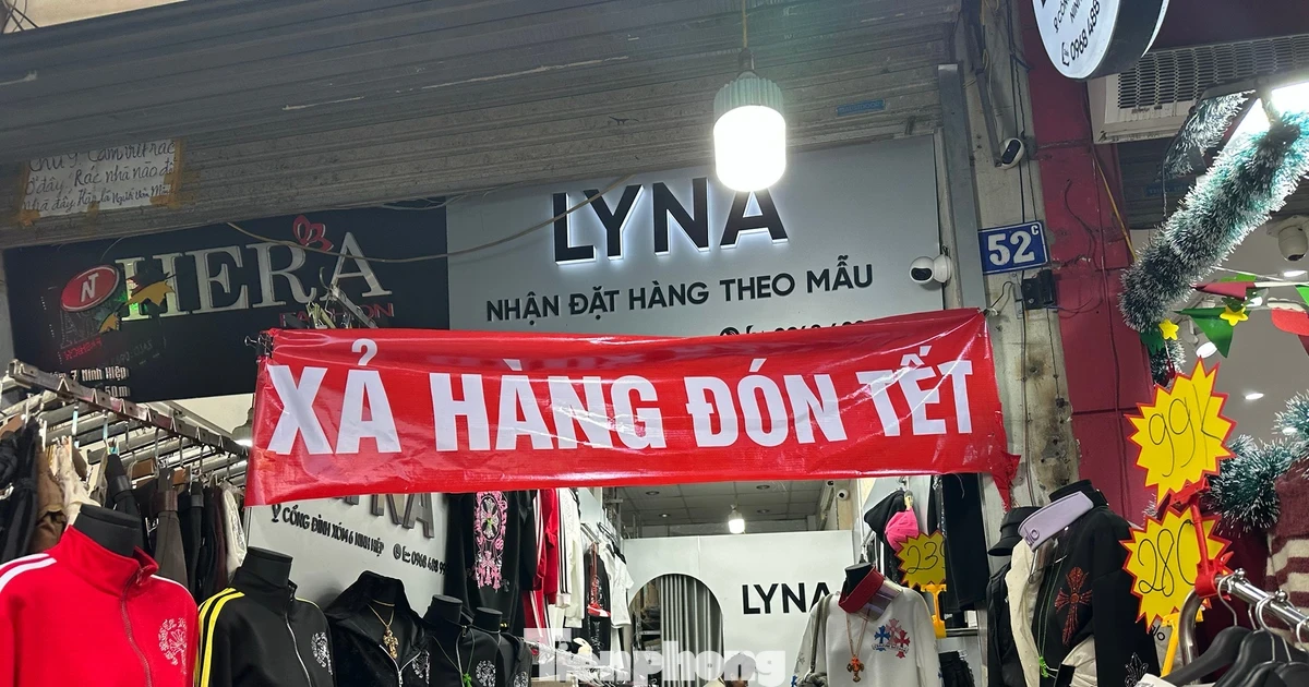 Vừa mở cửa trở lại, chợ Ninh Hiệp đã đua nhau 'xả hàng Tết'