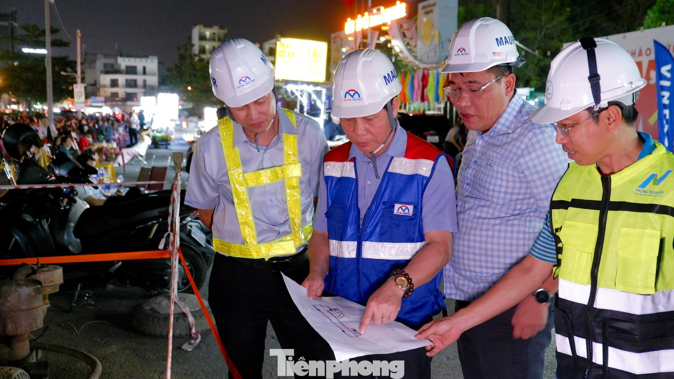 Ông Phan Công Bằng (thứ hai từ trái sang) cùng lãnh đạo Ban Quản lý đường sắt đô thị TPHCM kiểm tra thực địa dự án vào đêm 25/1 tại ga S5 - Lê Thị Riêng. Ảnh: Hữu Huy. tp-metor-6.jpg