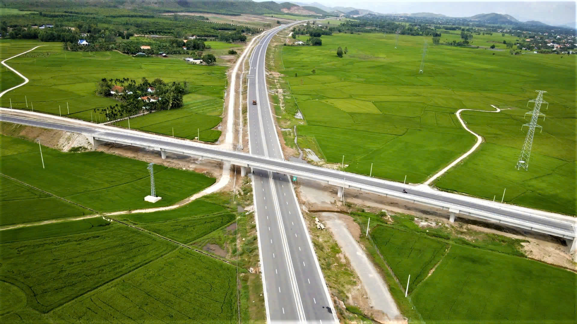 Tuyến cao tốc Vân Phong - Nha Trang. Nguồn ảnh: Internet Tuyến cao tốc Vân Phong - Nha Trang. Nguồn ảnh: Internet