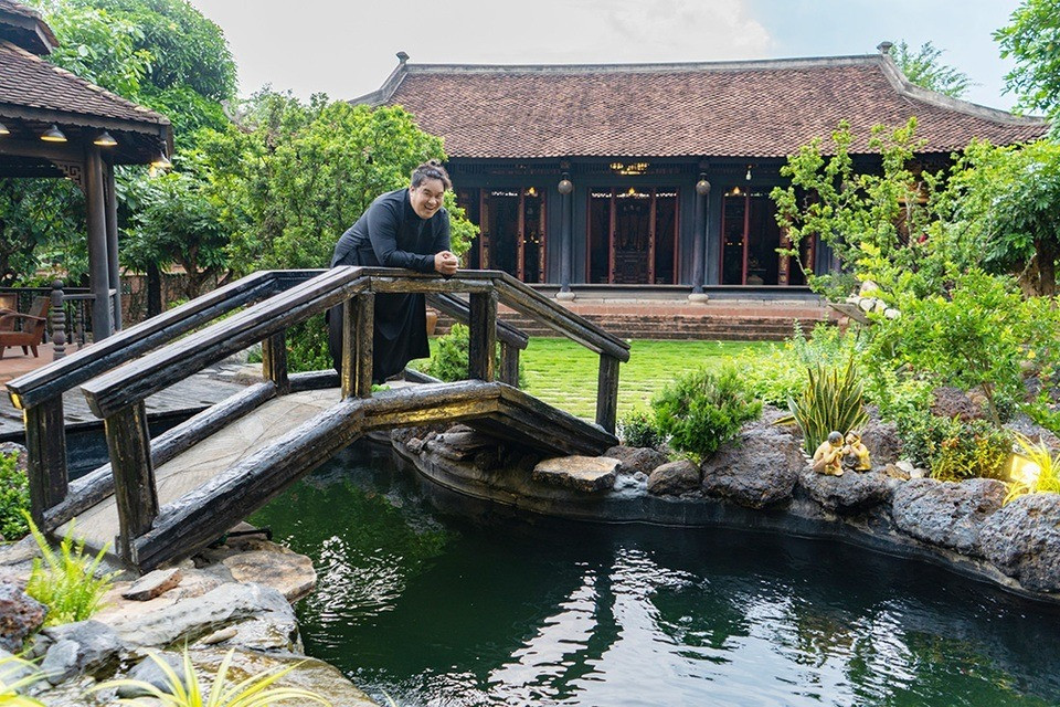 Danh hài ‘nặng nhất showbiz Việt’ từng sở hữu biệt phủ 1.600m2: Khung nhà vận chuyển từ Ninh Bình vào Nam, giá trị đến trăm tỷ- Ảnh 1. Danh hài ‘nặng nhất showbiz Việt’ từng sở hữu biệt phủ 1.600m2: Khung nhà vận chuyển từ Ninh Bình vào Nam, giá trị đến trăm tỷ- Ảnh 1.