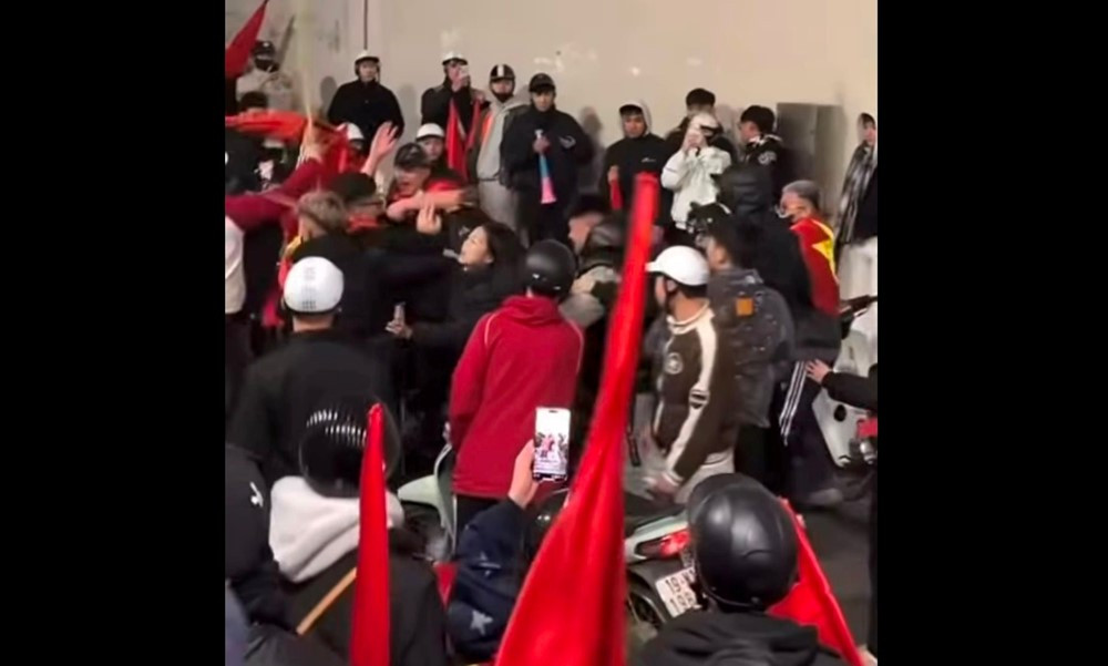 Xác minh phản ánh cô gái bị nhóm thanh niên sàm sỡ khi 'đi bão' tại Hà Nội - ảnh 1