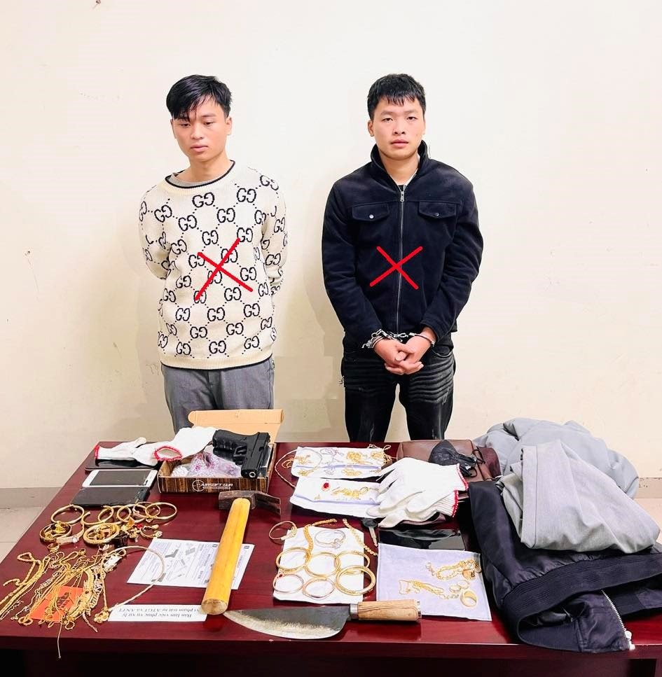 Khám xét 2 phòng trọ, bắt giữ 2 thanh niên SN 2004 và 2006, tịch thu 23 lắc tay, 23 sợi dây chuyền, 38 khuyên tai, 20 nhẫn vàng