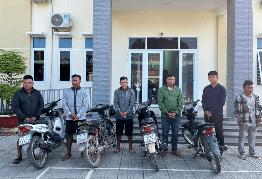 Khám xét, bắt Lê Văn Phương SN 1993, tịch thu 1 ô tô, 3 xe mô tô, 7 điện thoại di động cùng nhiều giấy tờ, tài liệu liên quan - ảnh 1