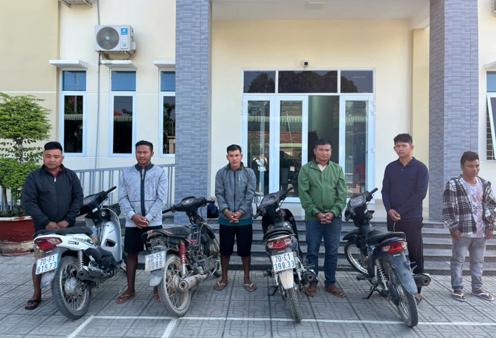 Khám xét, bắt Lê Văn Phương SN 1993, tịch thu 1 ô tô, 3 xe mô tô, 7 điện thoại di động cùng nhiều giấy tờ, tài liệu liên quan