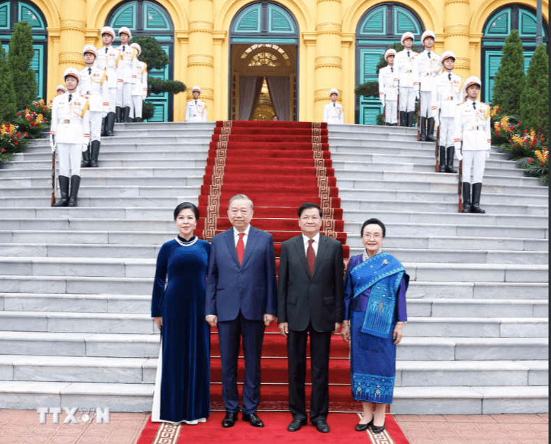 Tổng Bí thư Tô Lâm và Phu nhân cùng Tổng Bí thư, Chủ tịch nước Lào Thongloun Sisoulith và Phu nhân tại lễ đón. Ảnh: TTXVN screen-shot-2026-01-26-at-110831-am.png