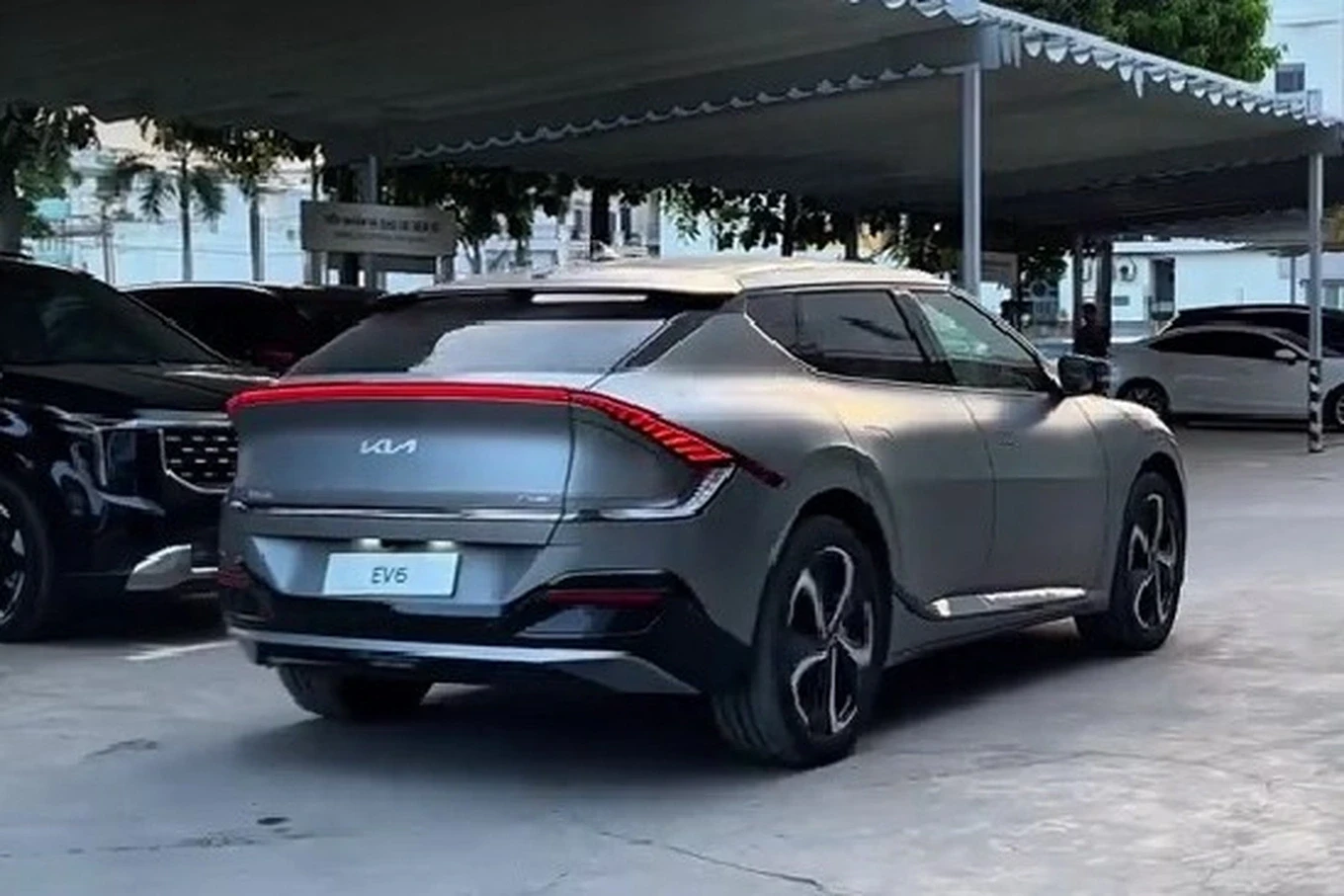 kia-ev6-xuat-hien-tai-dai-ly-gia-du-kien-ngang-suv-hang-e-anh2jpg-1769326684982.webp