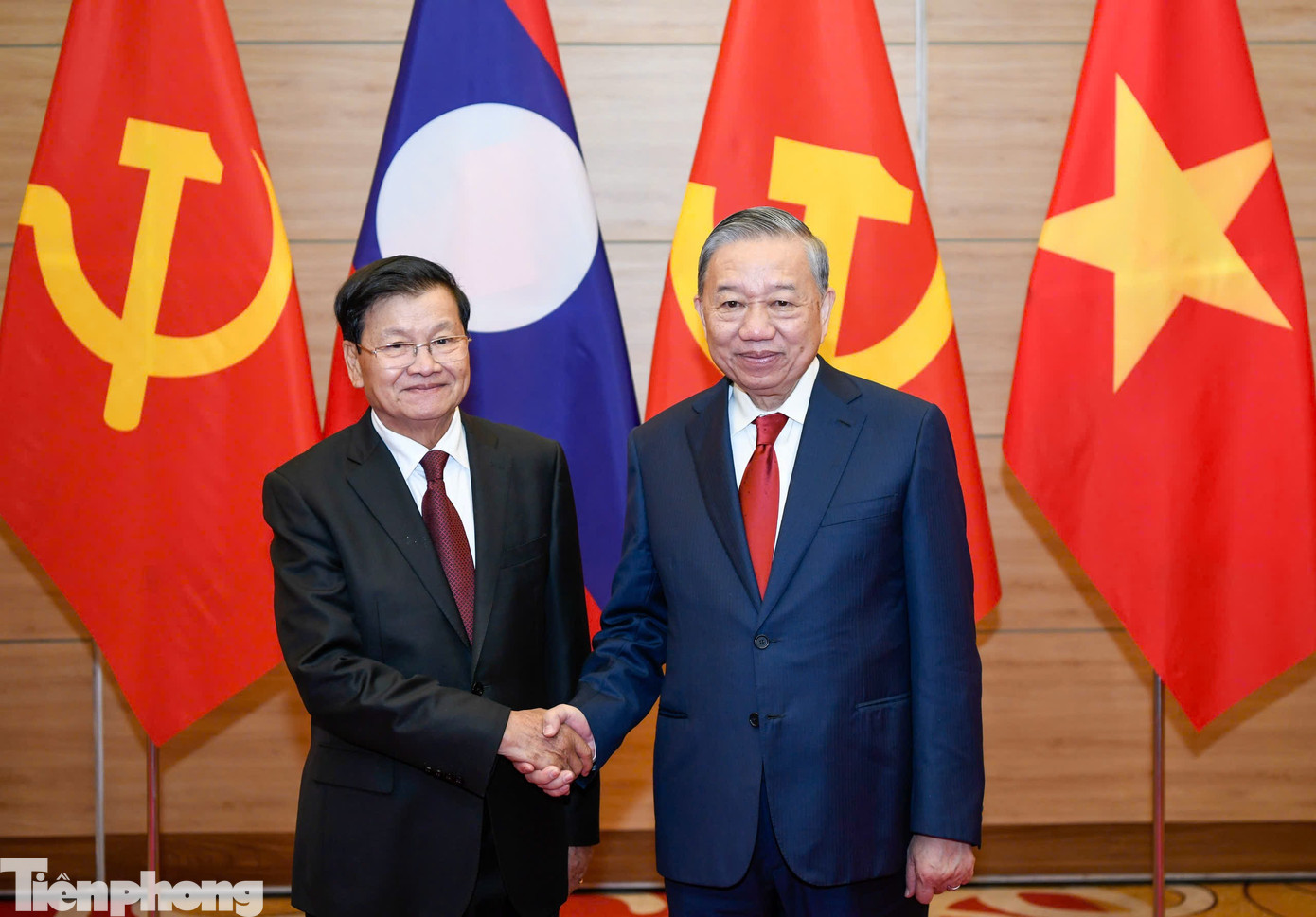 Tổng Bí thư Tô Lâm và Tổng Bí thư, Chủ tịch nước Lào Thongloun Sisoulith chụp ảnh chung trước cuộc hội đàm ngày 26/1. Ảnh: Như Ý tp-bl_1.jpg