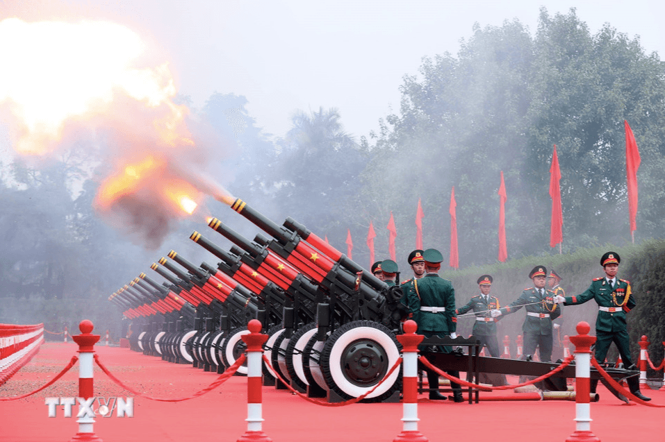 Nghi lễ bắn 21 phát đại bác chào mừng Tổng Bí thư, Chủ tịch nước Lào và Phu nhân. Ảnh: TTXVN screen-shot-2026-01-26-at-110803-am.png
