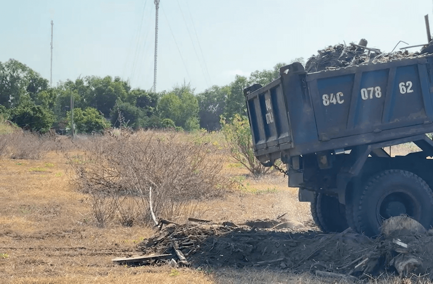 Rác khu vực bờ biển được thu gom, vận chuyển đến nơi tập kết. bien-6.png