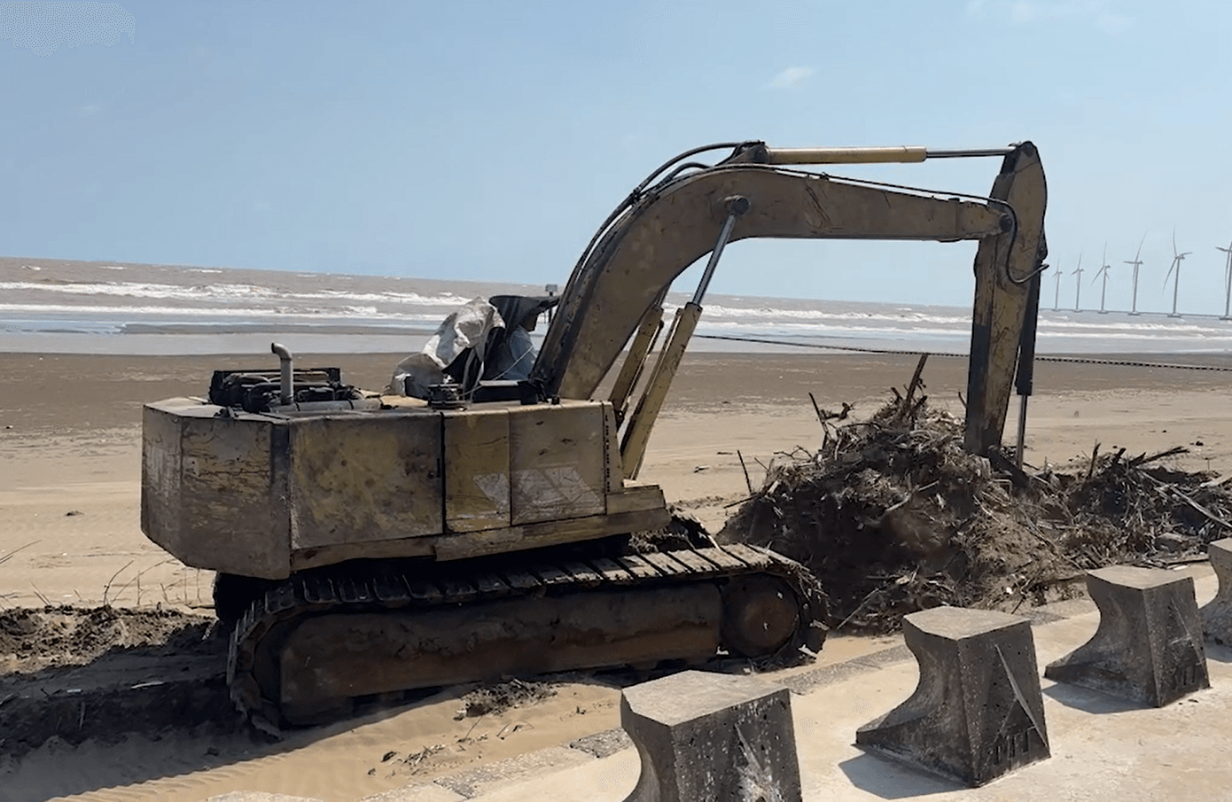 Công tác làm sạch bờ biển được triển khai nhằm trả lại cảnh quan thông thoáng, sẵn sàng đón khách dịp Tết Nguyên đán Bính Ngọ năm 2026. Sở Văn hóa - Thể thao và Du lịch (VH-TT&DL) Vĩnh Long cũng đề nghị UBND các xã phường phổ biến, hướng dẫn, giám sát các doanh nghiệp, cơ sở kinh doanh dịch vụ du lịch khu vực biển Ba Động đảm bảo vệ sinh môi trường, vệ sinh an toàn thực phẩm, giữ cảnh quan, đặc biệt dịp cao điểm Tết. bien.png