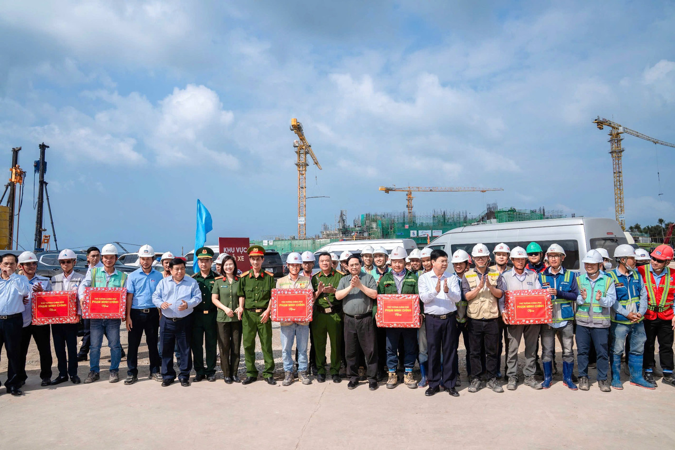 Thủ tướng Phạm Minh Chính tặng quà, động viên đội ngũ cán bộ, kỹ sư, công nhân trên công trường dự án phục vụ APEC 2027 tại Phú Quốc. z7476163404627-9840a25afee7b7cee47a3f3620b08fcc.jpg