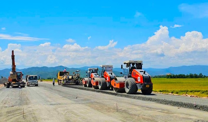 Tuyến đường ‘xương sống’ quốc gia nỗ lực về đích, nhiều đoạn đối diện nguy cơ vỡ kế hoạch thông xe trước Tết- Ảnh 2.