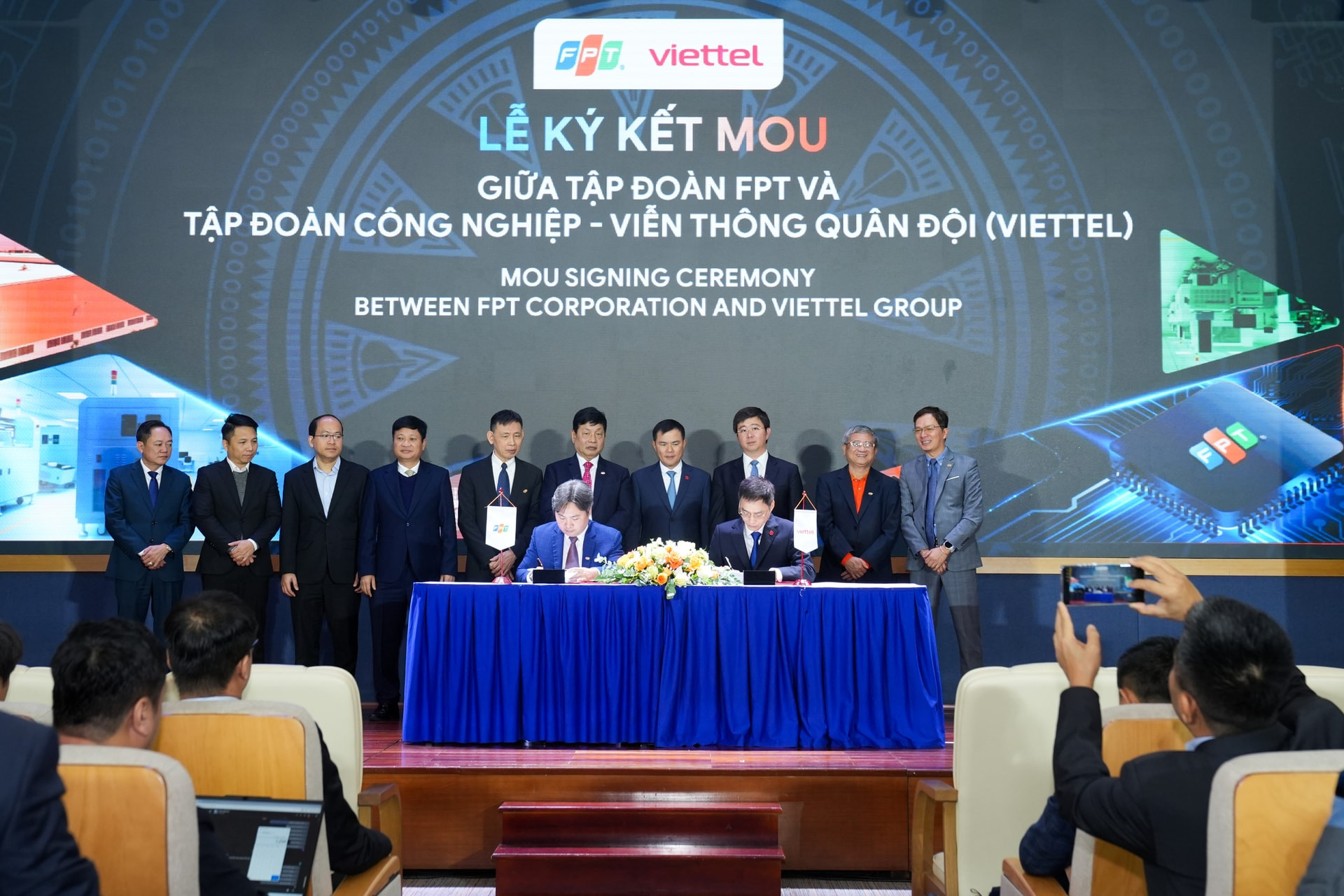 FPT & VIETTEL - NGUYỄN CƯƠNG HOÀNG (PHẢI) GĐ TRUNG TÂM BÁN DẪN VIETTEL 2