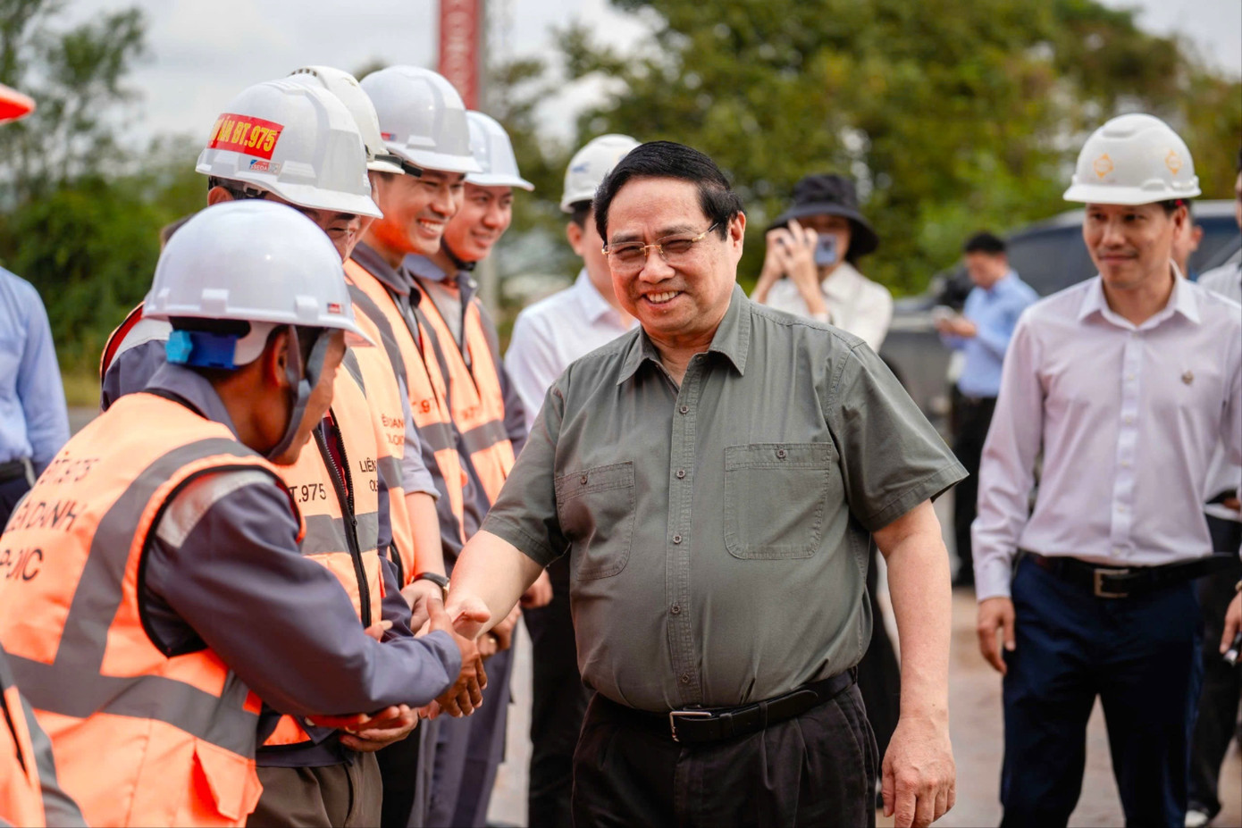Thủ tướng thăm hỏi, động viên công nhân trên công trường. z7476163354403-4b01e9572e60030efe13a8185ae14f7d-1723.jpg