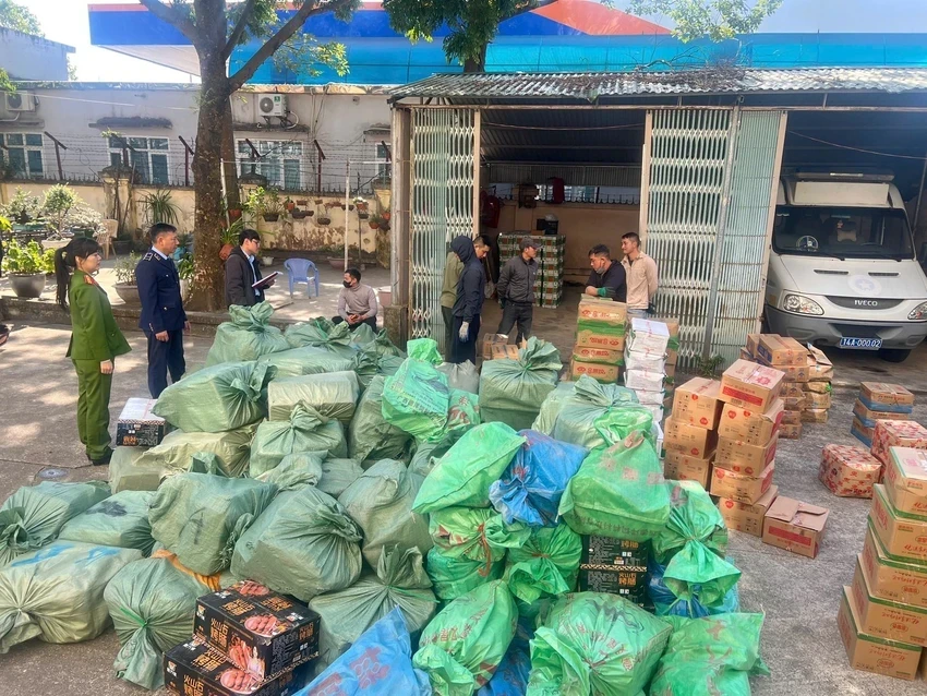 cong-an-tinh-quang-ninh-bat-giu-gan-4-tan-thuc-pham-khong-ro-nguon-goc-xuat-xu-2-997-1876.jpg.webp