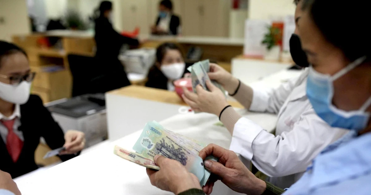 Lương, tiền công từ 5 triệu đồng phải chuyển khoản