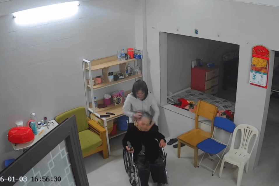 Nữ giúp việc thừa nhận đã nhiều lần tát vào mặt, bóp cổ và kéo lê cụ bà 82 tuổi - ảnh 1