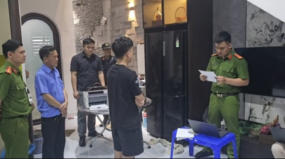 Bắt, khám xét khẩn cấp vợ chồng Nguyễn Văn Quyền sinh năm 1998