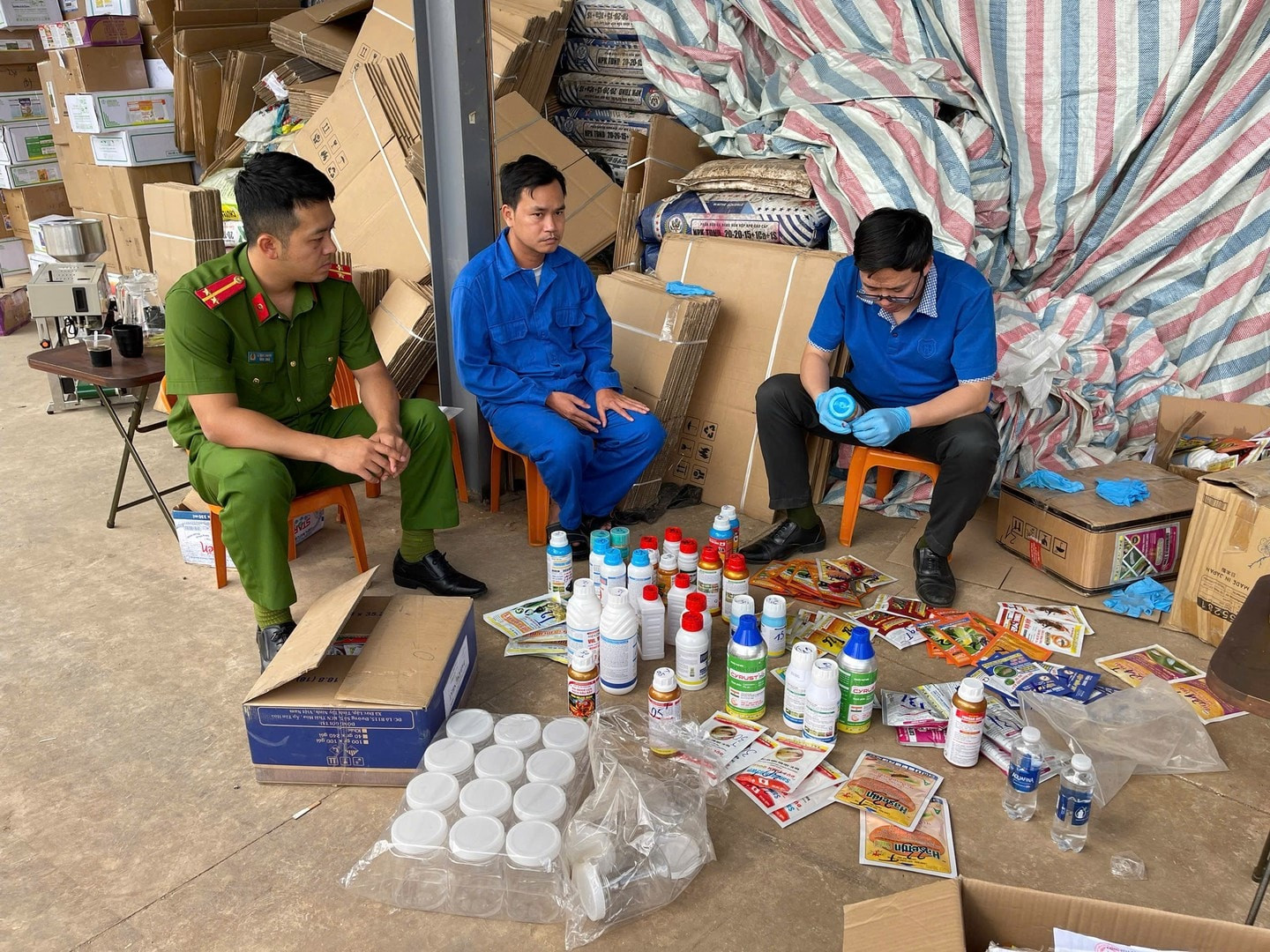 Khám xét khẩn cấp nhiều địa điểm tại 8 tỉnh thành, thu giữ 7.000 chai và 14.000 gói thuốc giả, bắt Giám đốc Nguyễn Văn Tám