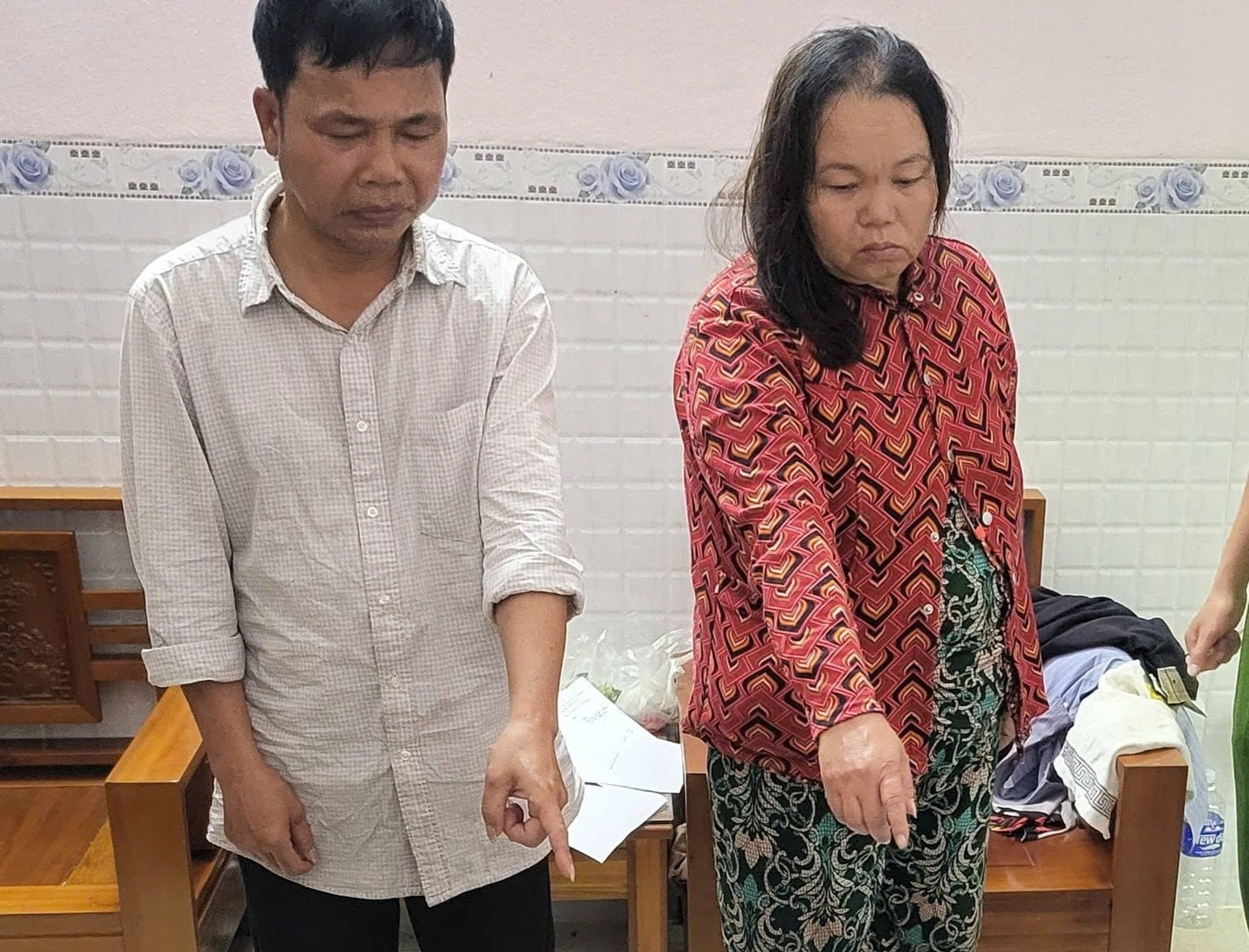 Bắt khẩn cấp vợ chồng Nguyễn Quang Tuấn, thu giữ 10 điện thoại di động cùng nhiều tài sản có giá trị