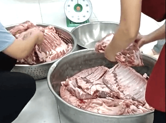 Thịt heo đổi màu, kém chất lượng đưa vào trường học bị trả lại thit.png