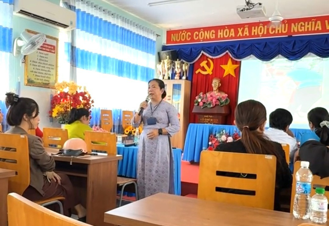 Phụ huynh học sinh bức xúc sau khi thấy hình ảnh thịt đổi màu đưa vào trường và Ban giám hiệu nhà trường phải tổ chức họp đối thoại bd-0.jpg