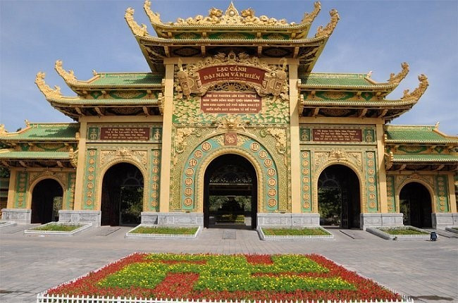 Đền thờ rộng 5.000 m² từng được công nhận kỷ lục tại Việt Nam, nằm trong quần thể KDL có quy mô bậc nhất Đông Nam Á của ông Dũng 'lò vôi' - ảnh 2