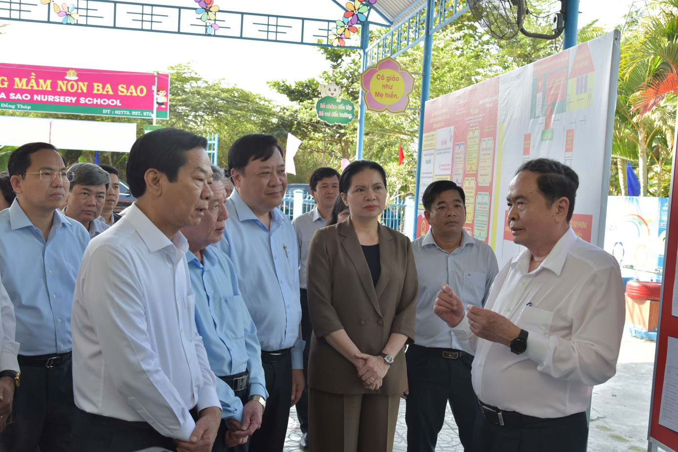 Chủ tịch Quốc hội Trần Thanh Mẫn trao đổi với lãnh đạo Trung ương và tỉnh Đồng Tháp tại điểm bầu cử xã Ba Sao. anh-4.jpg