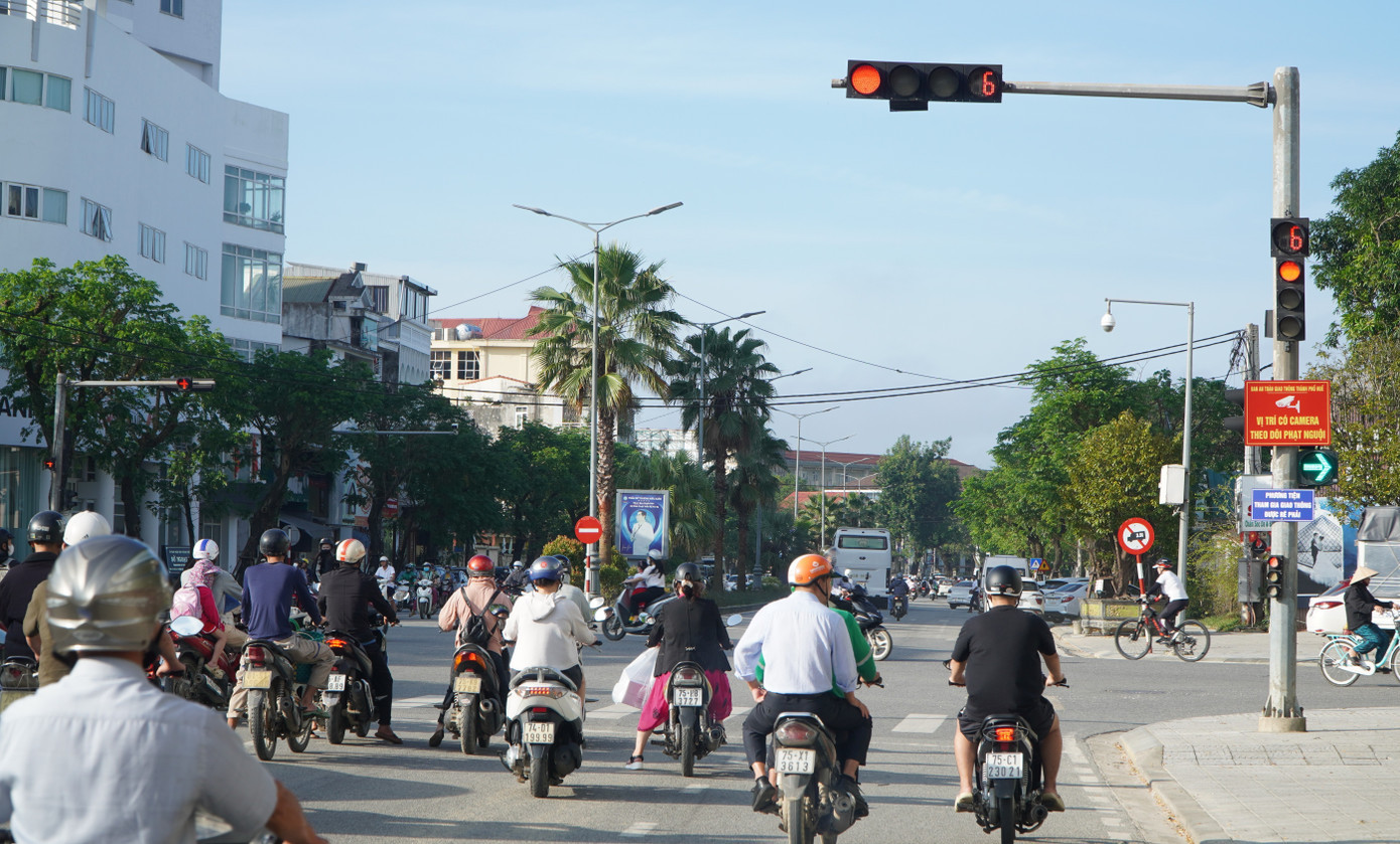 Camera tự động theo dõi phạt nguội được bố trí tại một cụm đèn tín hiệu giao thông ở Huế. Ảnh: Thùy An mot-cum-den-tin-hieu-giao-thong-co-bo-tri-camera-phat-nguoi-o-hue.jpg