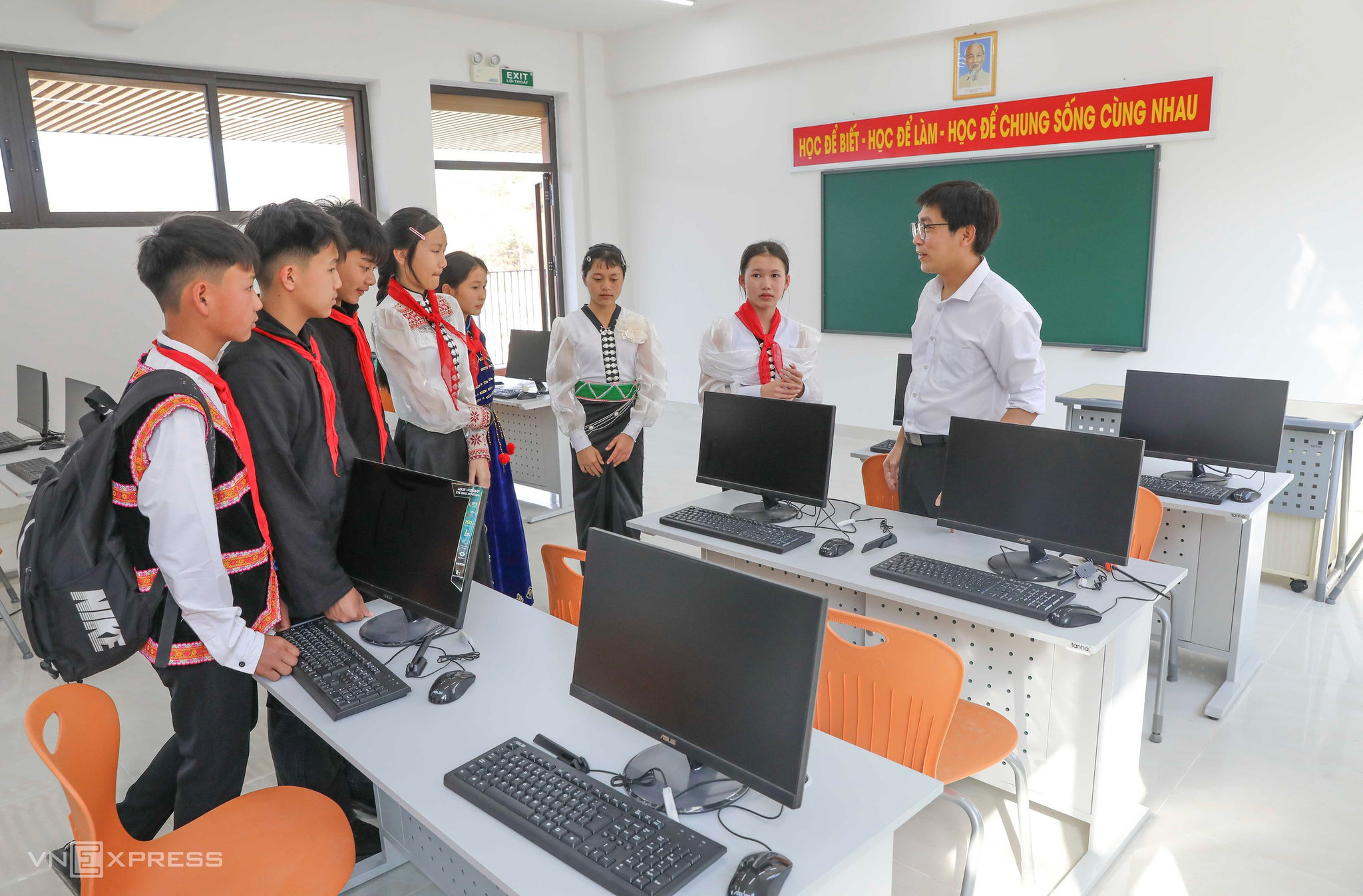 Chính thức khánh thành trường dân tộc nội trú với sân bóng, hồ bơi hiện đại nhất biên giới - Ảnh 3. Chính thức khánh thành trường dân tộc nội trú với sân bóng, hồ bơi hiện đại nhất biên giới - Ảnh 3.