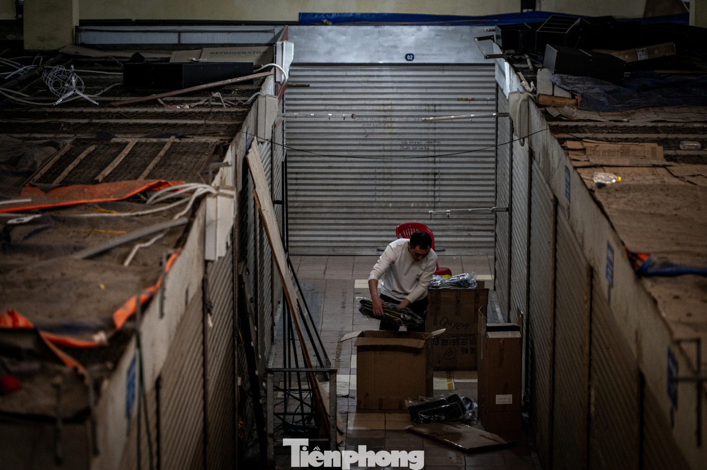 Nhiều tiểu thương gấp rút thu dọn nốt hàng hóa để trả lại mặt bằng do không đủ chi phí thuê nhân công, hàng hóa quá ế ẩm không bán được. Một tiểu thương có lốt ki-ốt nằm ngay sát cửa ra vào chợ, cho biết giá thuê ở các vị trí đẹp nằm ngay sát cửa có 2 mặt tiền khoảng 1-1,2 triệu/tháng. Các ki-ốt nằm sâu bên trong có giá khoảng 800.000/tháng, nhưng thuê nhập hàng, mở ra rồi lại không có ai đến mua. Cả ngày chỉ có vài tiểu thương rủ nhau đến mở cửa ngồi chờ rồi lại đóng cửa ra về. tp-quocnam-z62-5815.jpg