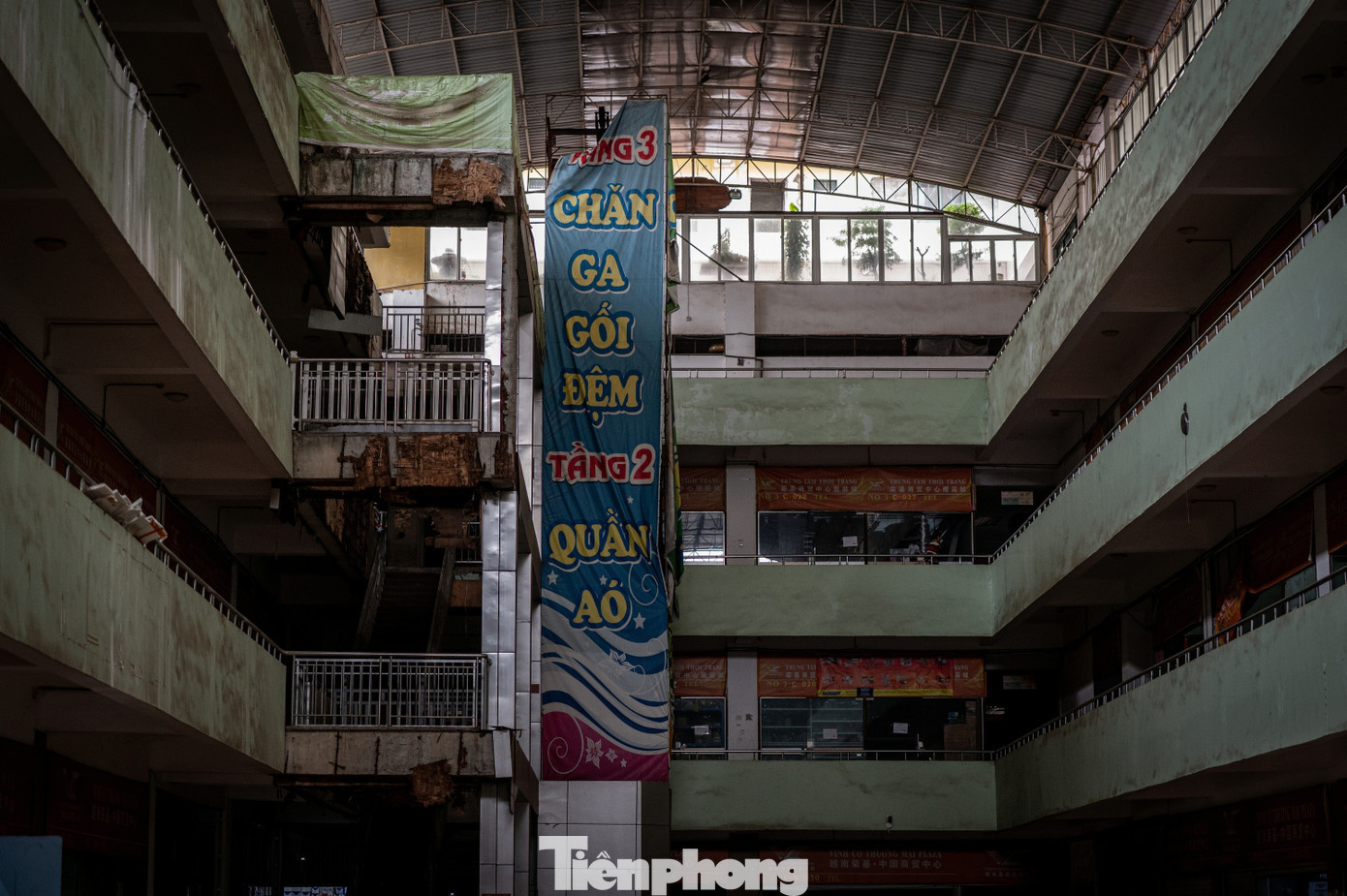 Toàn bộ các tầng trên của trung tâm thương mại đều trong tình cảnh bỏ hoang khiến cơ sở vật chất ở đây không được tu sửa đều đã xuống cấp, hư hỏng. tp-quocnam-z62-5893.jpg