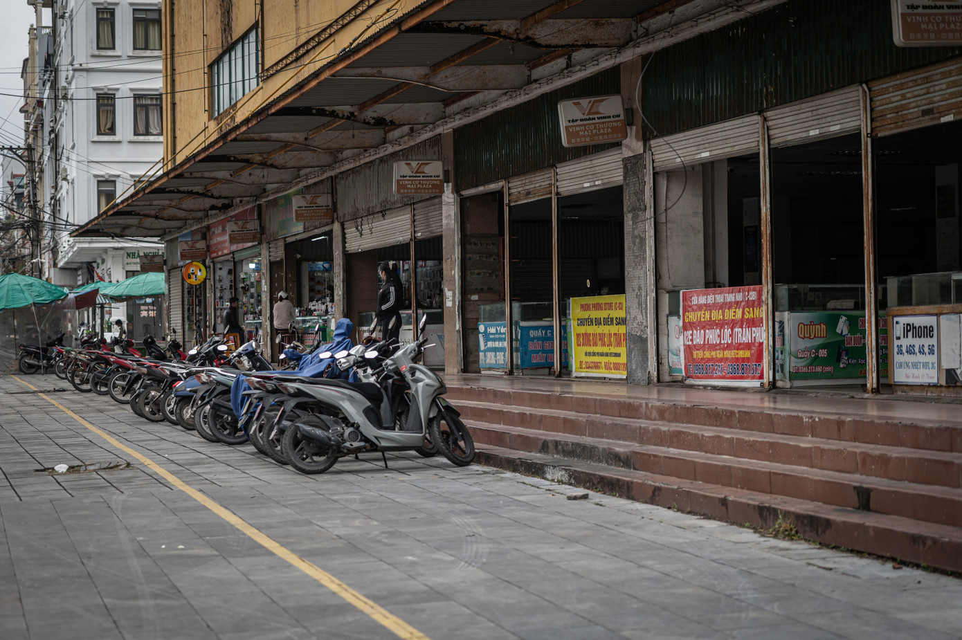 Nhiều năm ròng rã, các chợ, trung tâm thương mại tại cửa khẩu vùng biên Móng Cái chịu đựng cảnh dồn ứ hàng tạm nhập tái xuất, biên mậu hiu hắt chợ chiều. Giờ đây, thủ phủ cửa khẩu sầm uất bậc nhất của cả nước này cũng đành chấp nhận một sự thật là thời hưng thịnh của giao thương hàng hóa cửa khẩu với lợi nhuận cao chóng mặt đã ở phía sau lưng. Các doanh nghiệp kinh doanh tạm nhập tái xuất lao đao, thậm chí, nhiều đơn vị đã buộc phải tạm ngừng kinh doanh, giải thể. quocnam-z62-5865.jpg