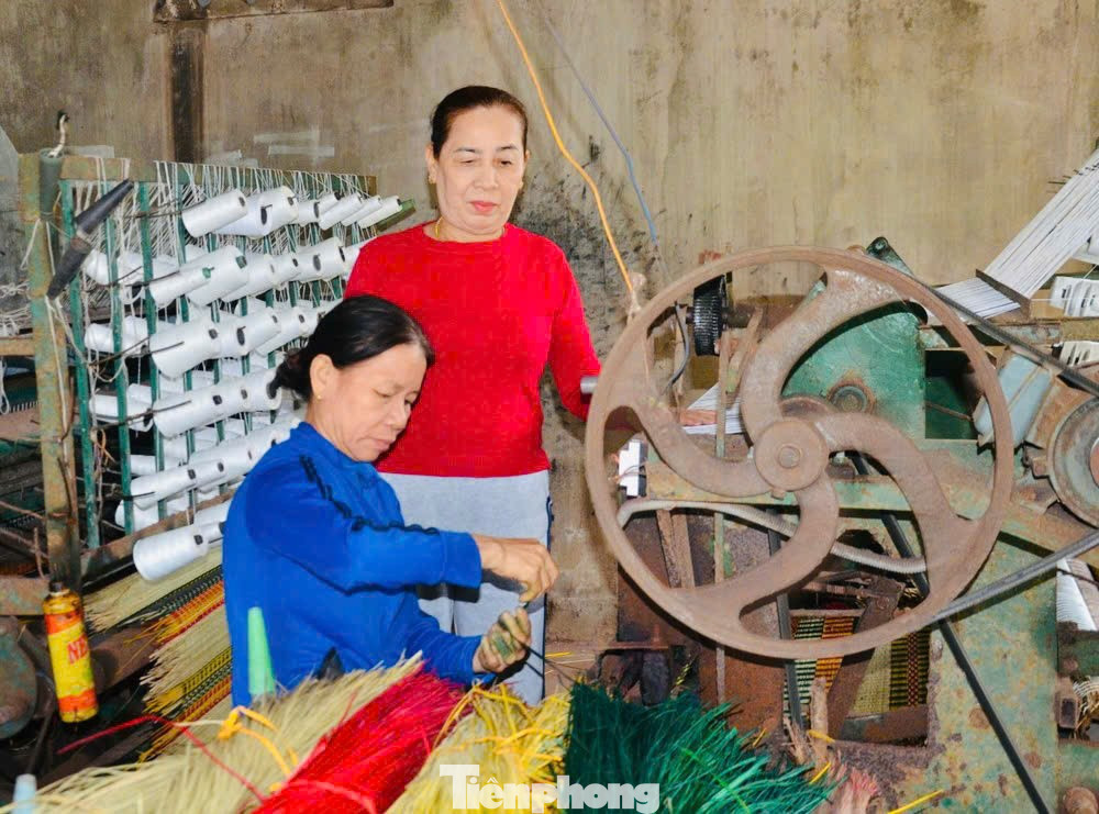 Bà Trần Thị Lợi (64 tuổi) là một trong những người thợ gắn bó với nghề dệt chiếu qua nhiều thế hệ. Gia đình bà đã có hơn 100 năm theo nghề. tp-3857.jpg