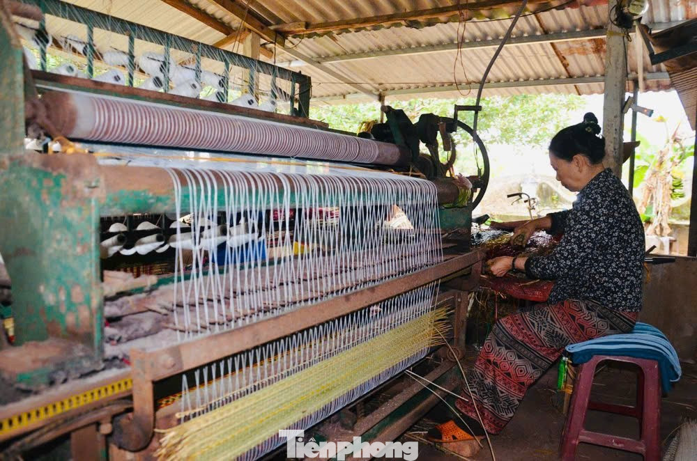 Phố cổ Thu Xà xưa là thương cảng lớn, nơi giao thương nhộn nhịp của người Việt, là cái nôi của nhiều làng nghề truyền thống như làm nhang, làm bánh, dệt chiếu . Có thời điểm, hơn 2/3 số hộ dân trong làng gắn bó với nghề chiếu, với trên 200 khung dệt hoạt động ngày đêm. tp-3853.jpg