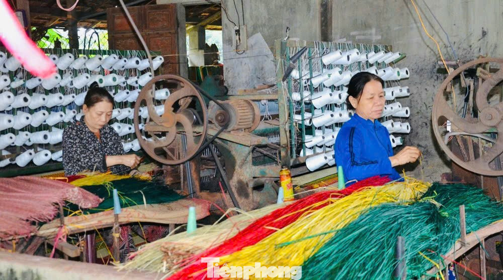 Hiện xưởng của bà Lợi có 7 máy dệt, tạo việc làm cho khoảng 10-14 lao động địa phương. Mỗi ngày, xưởng sản xuất khoảng 70 chiếc chiếu. Tuy vậy, nghề vẫn phụ thuộc nhiều vào thời tiết, chỉ hoạt động mạnh trong mùa nắng, khi cỏ lác được phơi khô và nhuộm màu thuận lợi. tp-3862.jpg