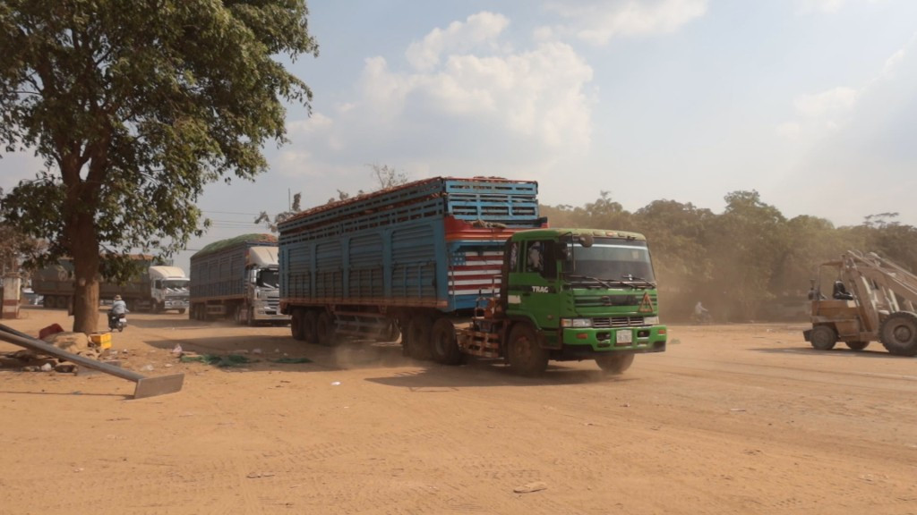 Xe chở khoai mì vào bãi tập kết sau khi được thông quan tại Cửa khẩu Chàng Riệc (Tây Ninh). 1336607-mvi-7974-00-00-36-29-still003-17225231.jpg