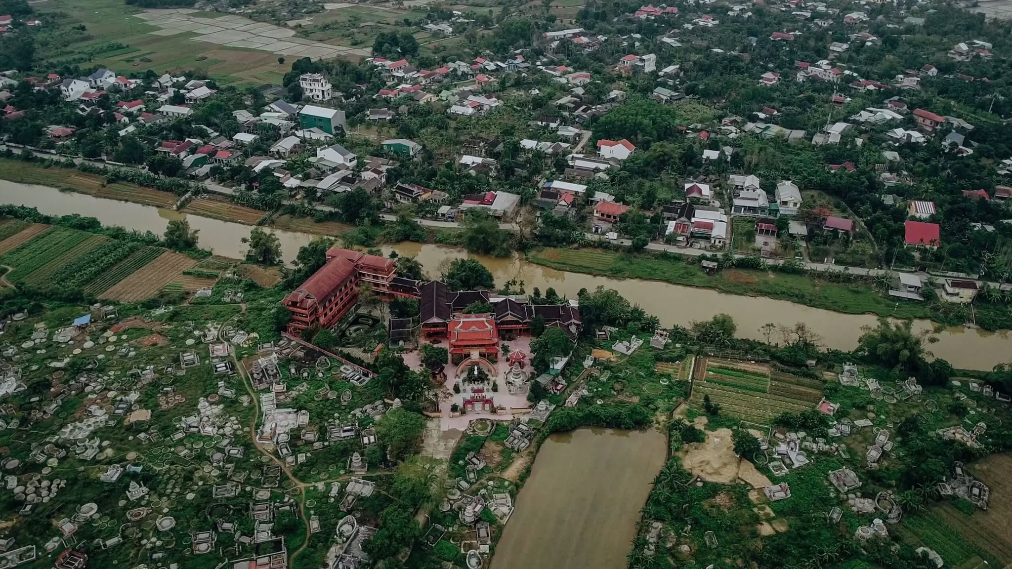 Ngôi chùa rộng 4.000m2 giữa lòng xứ Huế: Không gian Phật giáo mang kiến trúc thiền uyển hiếm thấy- Ảnh 1. Ngôi chùa rộng 4.000m2 giữa lòng xứ Huế: Không gian Phật giáo mang kiến trúc thiền uyển hiếm thấy- Ảnh 1.