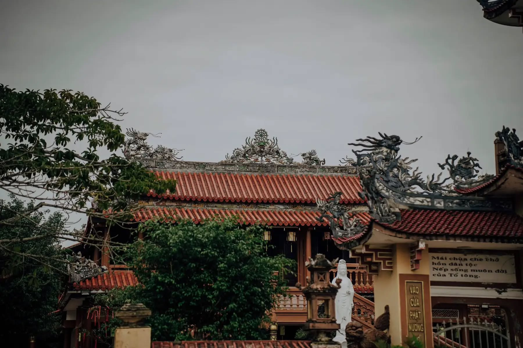 Ngôi chùa rộng 4.000m2 giữa lòng xứ Huế: Không gian Phật giáo mang kiến trúc thiền uyển hiếm thấy- Ảnh 9. Ngôi chùa rộng 4.000m2 giữa lòng xứ Huế: Không gian Phật giáo mang kiến trúc thiền uyển hiếm thấy- Ảnh 9.